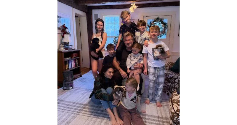 Алек Болдуин снялся с женой и семью детьми возле рождественской елки