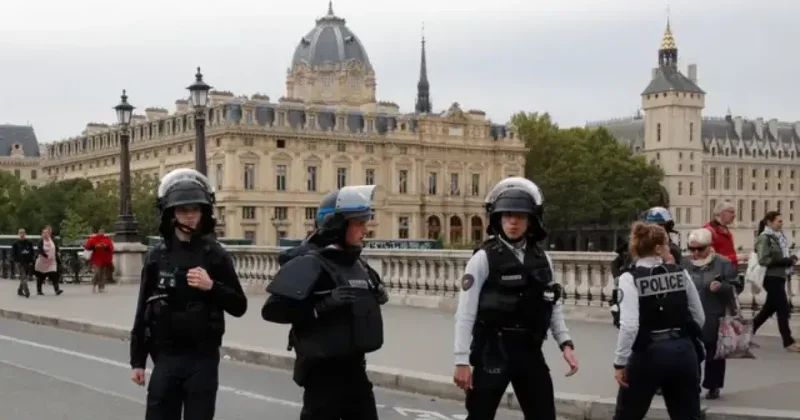 В Париже пострадали пять полицейских при нападении 30 человек