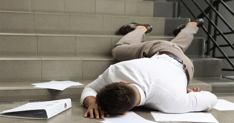 “ASAN Xidmət”də mühafizəçi ilə əlbəyaxa olub pilləkəndən yıxıldılar