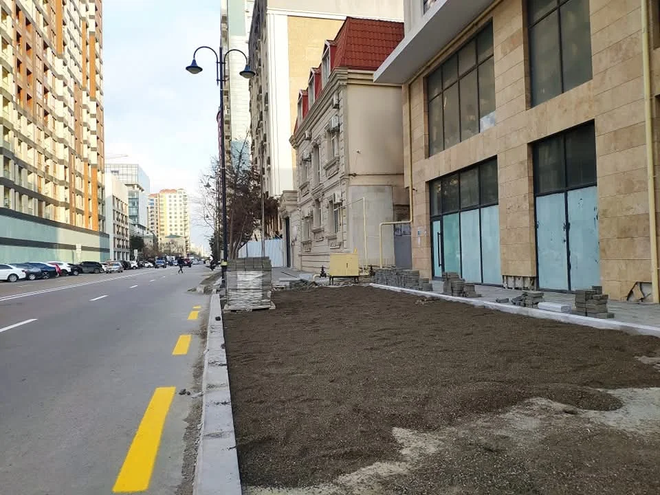 Bakının mərkəzində səkini söküb parklanma yerinə çevirirlər