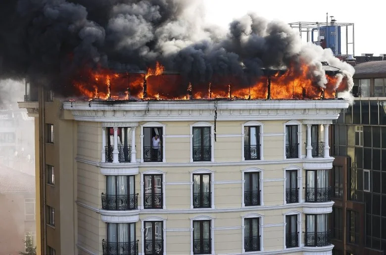 İstanbulda oteldə yanğın başlayıb