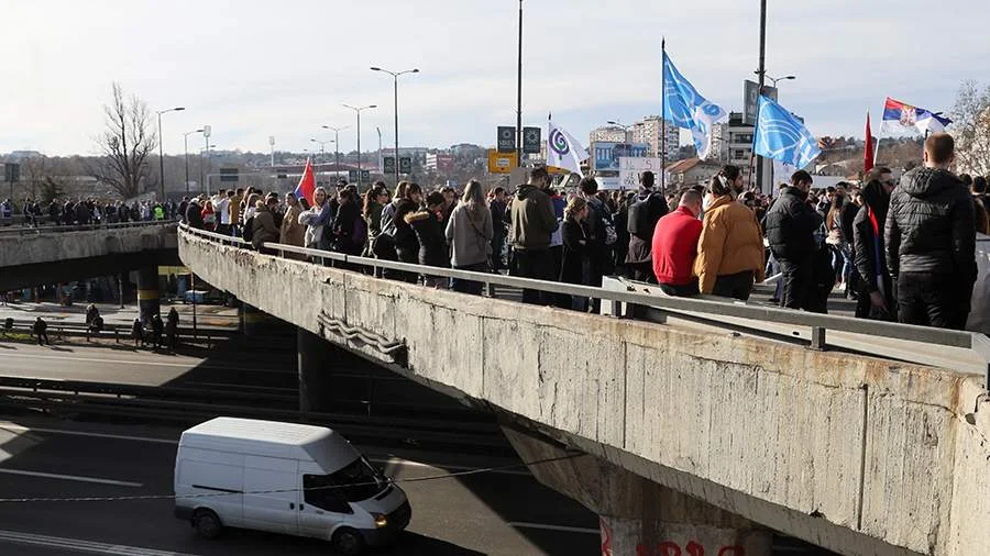 Etiraz edən tələbələr Belqradda yol kəsişməsini bağlayıblar