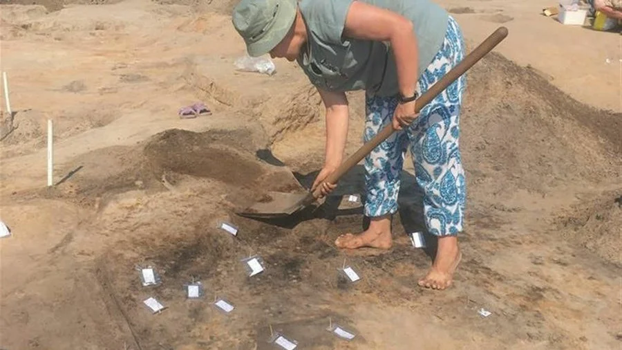 Dəniz kənarından sirli “cadugər şüşəsi“ tapıldı İçindən çıxan nəsnə heyrətləndirdi