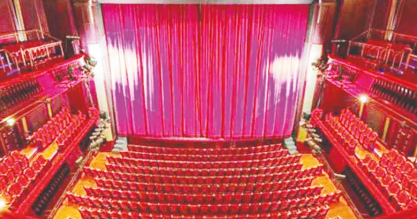 İslahatlar səhnəyə də çatdı