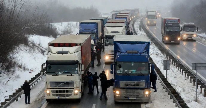 TIR sürücüləri Avropa İttifaqına aparan yolları bağlayıblar