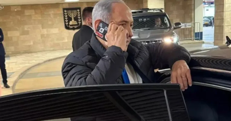 Netanyahunun telefonundakı bu detal diqqət çəkdi FOTO