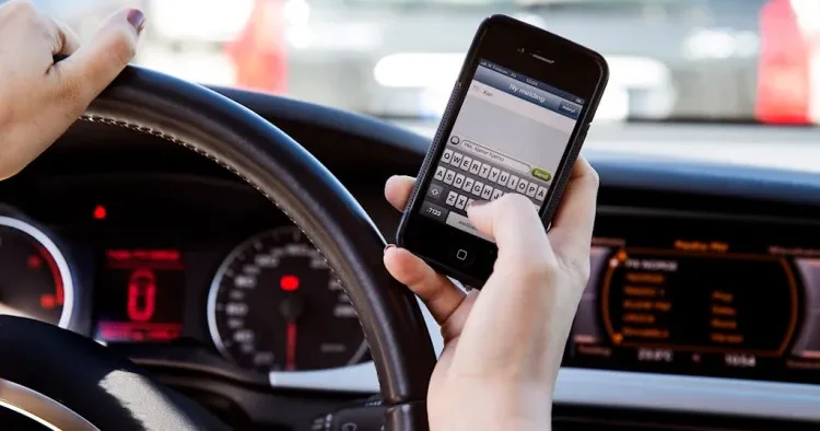 Sükan arxasında telefonla danışan sürücülərə 50 manat cərimə kameralar bunu necə müəyyənləşdirir?