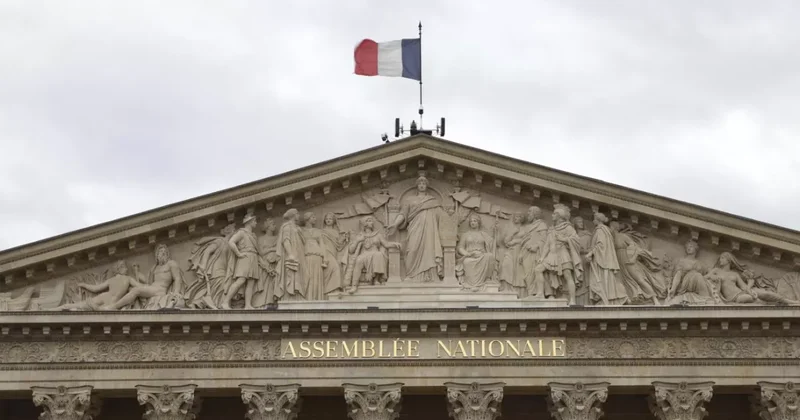 Французский парламент вновь отказал в вотуме недоверия правительству