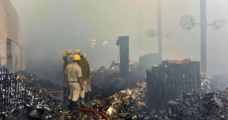 На востоке Индии в результате пожара на складе погибли восемь человек