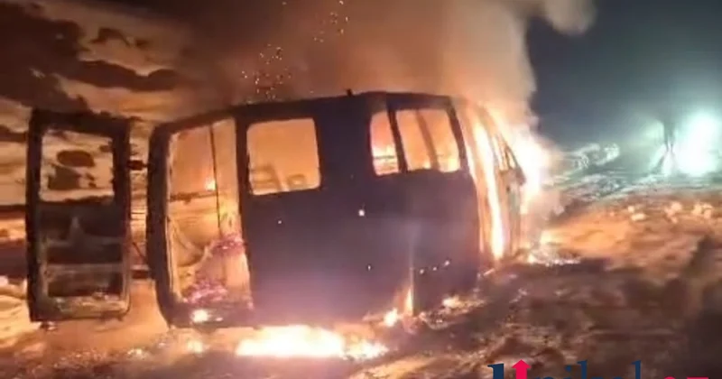 Lerikdə mikroavtobus yanaraq kül oldu