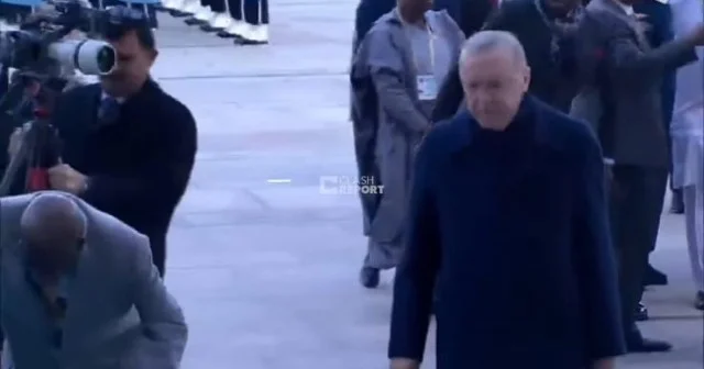 Ərdoğanla görüşən prezident büdrəyərək yıxıldı VİDEO