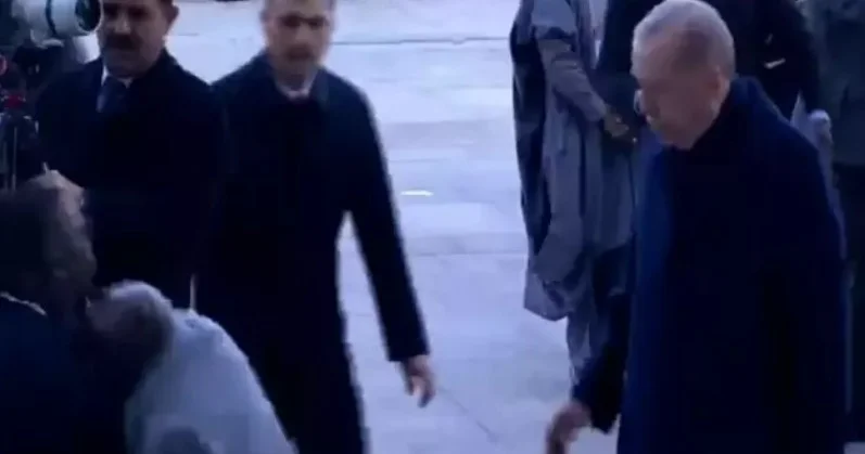 Президент Нигерии упал после официальной церемонии в Анкаре Minval Politika