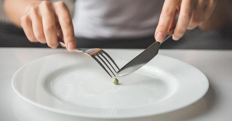 Çoxlu yeməkdən sonra sərt pəhriz saxlamaq təhlükəlidir Bədən necə şoka düşür?