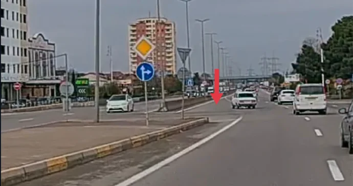 Bu zolağın nə olduğunu hələ də bilməyənlər var: Bura girməyən sürücüləri cərimə gözləyir VİDEO