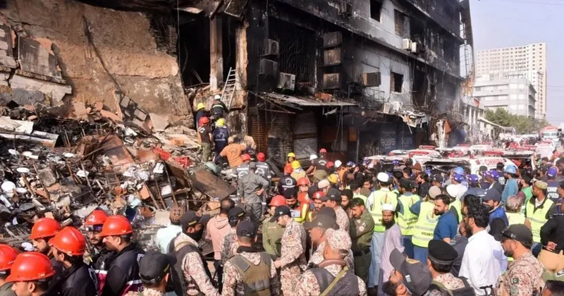 Число жертв пожара в торговом центре в Пакистане превысило 70 человек