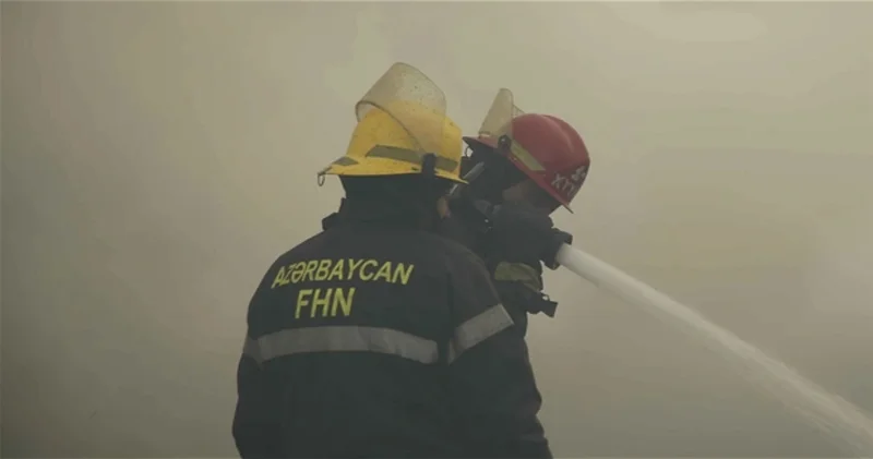 В центре Баку в четырехэтажном объекте произошел пожар