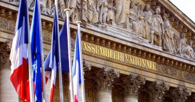 Fransa parlamenti hökumətə etimadsızlıq barədə qətnaməni rədd ETDİ