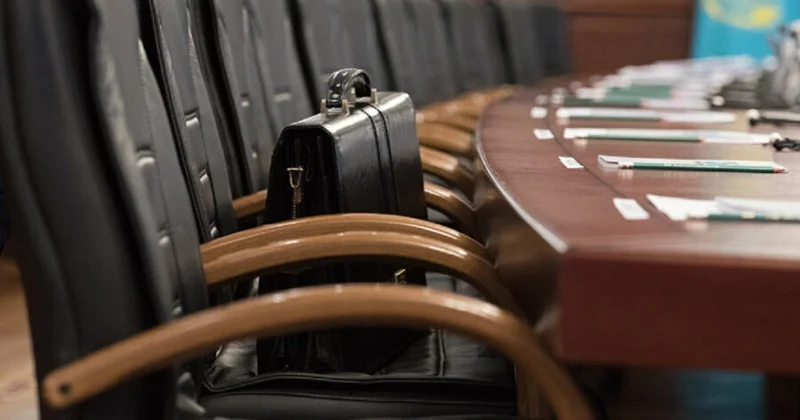 Məmurun uçuşu : Həsənov o vəzifəlilərin siyahısını yaydı Vəkildən reaksiya