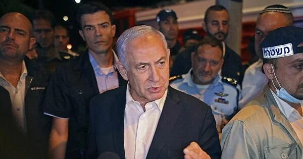 Netanyahu telefon kamerasını lentləyir Foto