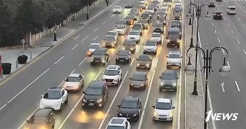 На основных дорогах Баку образовались транспортные заторы ФОТО СПИСОК