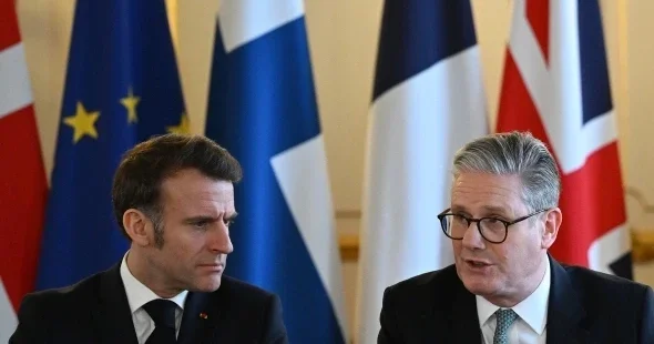 Стармер спародировал Макрона в очках и назвал его гусем ВИДЕО