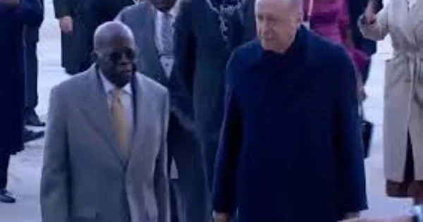 Nigeriya prezidenti Ankarada qarşılanma mərasimində yıxıldı Hadisə anının VİDEOSU