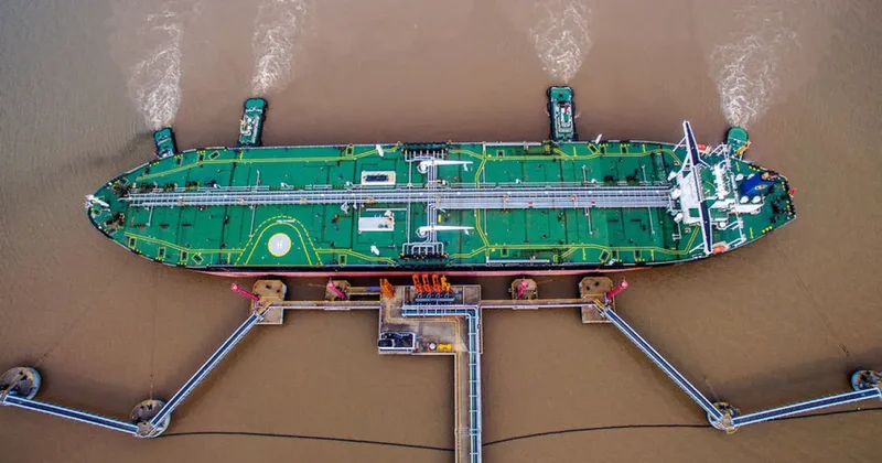 Bloomberg: Танкеры с российской нефтью застряли у берегов Индии