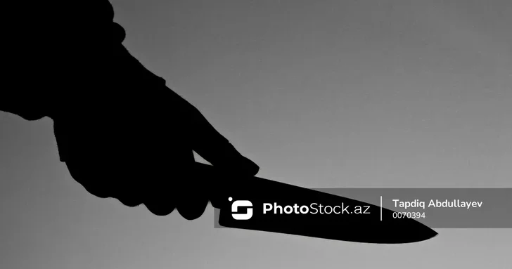 В Баку мужчина пришел в дом знакомой и нанес ножевые ранения ее мужу