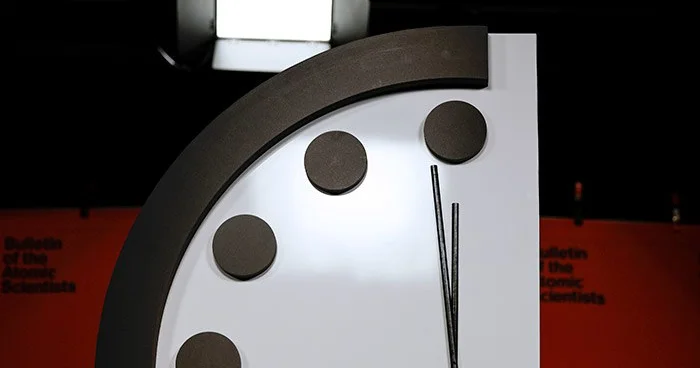 Часы Судного дня показывают рекордно близкое к ядерной полуночи время Minval Politika