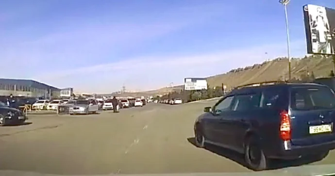 Yola baxmadan manevr edən taksi sürücüsü qəza şəraiti yaratdı VİDEO