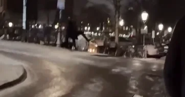 Гололедица осложнила передвижение по улицам Амстердама ВИДЕО