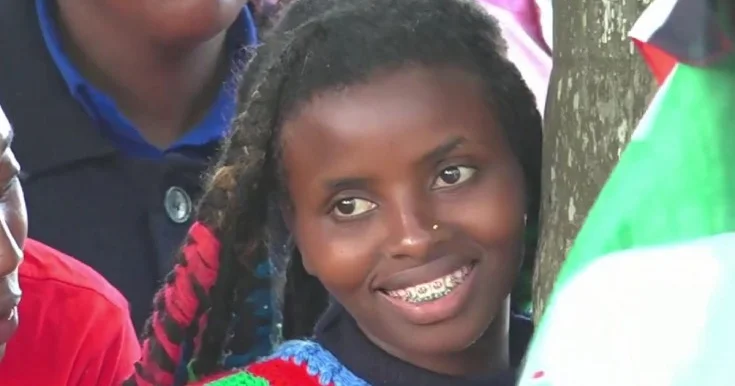 Ağacı 72 saat qucaqladı, rekord qırdı