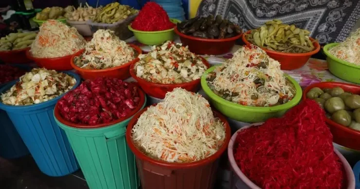 Meyvəli bazar da satılan kələm turşusunu almayın Çuğundur əvəzinə boya qatırlar