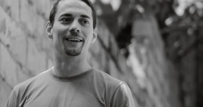 Aktyor Yevgeni Maksimov: Əgər “süni intellektdən yumor” istəyiriksə, qoy elə süni intellekt zarafat etsin