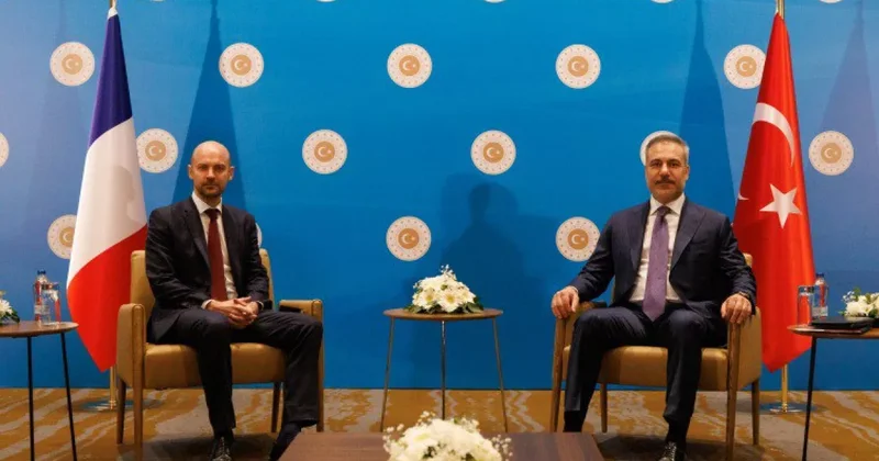 Главы МИД Турции и Франции провели переговоры в Анкаре