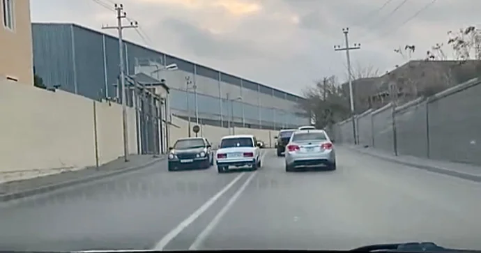 Biləcəridə əks yola çıxan sürücü qarşıdan gələnləri riskə atdı 10 ZT 837 VİDEO
