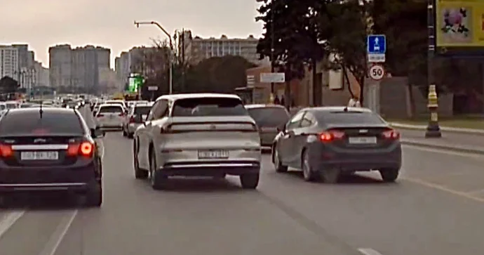 Qayda tanımayan sürücü digər avtomobili əks yola çıxarıb riskli anlar yaşatdı VİDEO