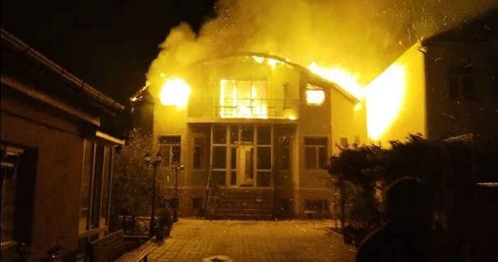 Bu ərazidə yanğın olsa qonşu evlər alışacaq bitişik divarlar...