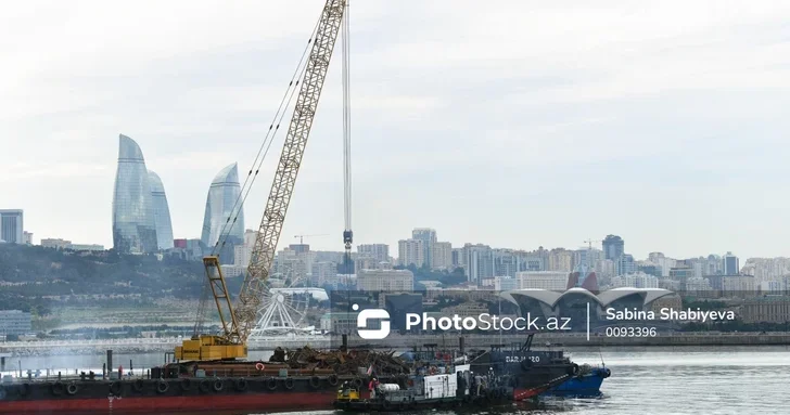 На Приморском бульваре Баку планируется удаление металлических конструкций и нефтяных загрязнений