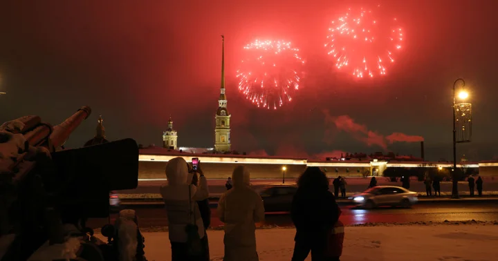 Салют прогремел в Петербурге в честь 82 й годовщины снятия блокады Ленинграда
