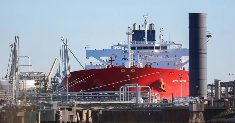 Испанские спасатели сопроводили подсанкционный танкер в порт Танжера