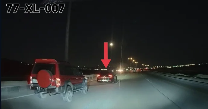 Sol zolaqda asta gedən sürücü ötmə edənlərin yolunu kəsdi 77 XL 007 VİDEO