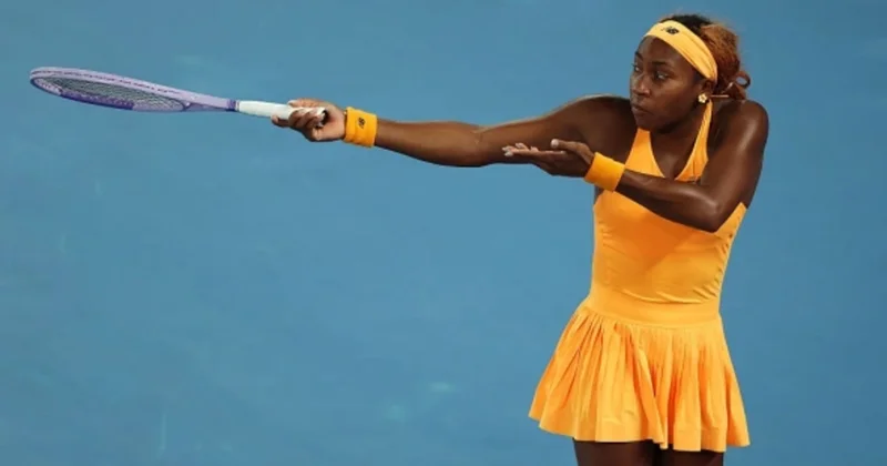 Amerikalı tennisçi məğlub olduqdan sonra raketkasını sındırıb