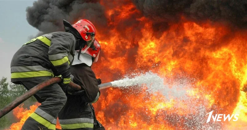 В Хырдалане произошел сильный пожар на складе