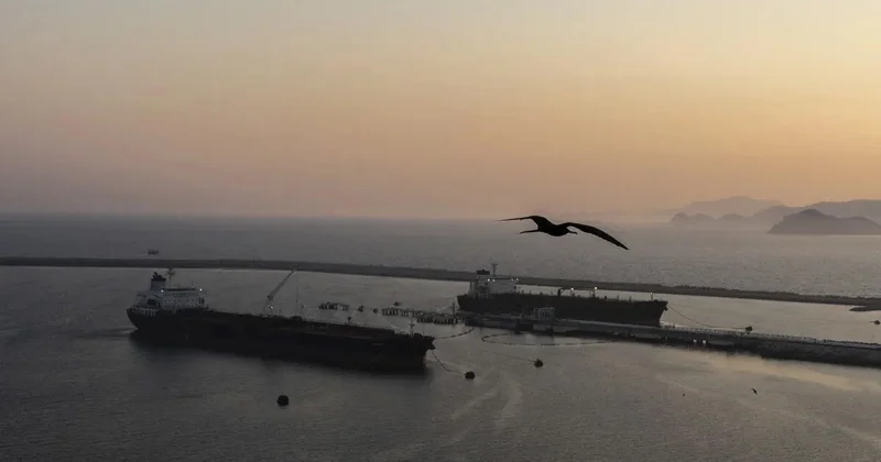 Мексика отказалась от поставки нефти на Кубу под давлением США