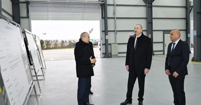 Prezident İlham Əliyev Sumqayıt Sənaye Parkında güzgü vərəqələrin istehsalı zavodunun açılışında iştirak edib