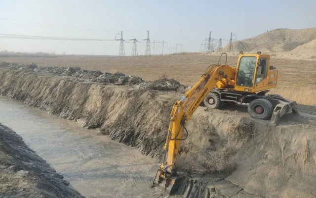 Ağdaşda suvarma kanalları lildən təmizlənir FOTOLAR