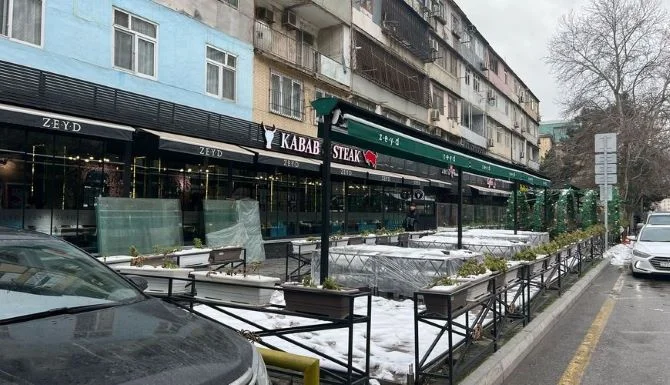 Nərimanov rayonunda restoran piyada səkisini belə işğal edib FOTOLAR