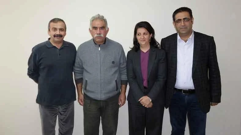 Bu gün Öcalan PKK ya “silahı burax” çağırışı ünvanlayacaq Şəhrələrdə ekranlar quraşdırılıb