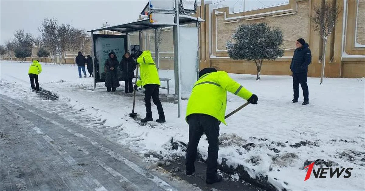 В Баку продолжаются работы по очистке дорог и улиц от снега ФОТО